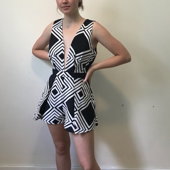 Short mini skirt look 60’s dream outfit! Graphic, classy and elegant and cool. - Picture 1 of 17